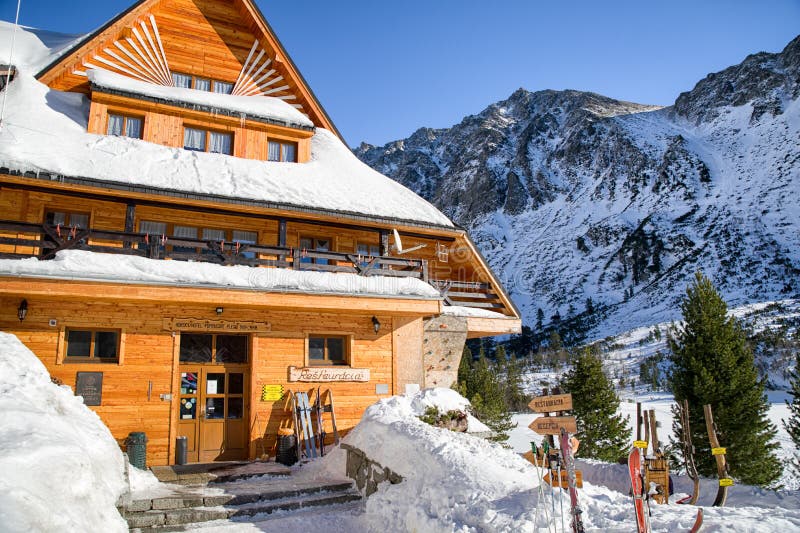 Pleso Popradske ξενοδοχείων βουνών στα υψηλά βουνά Tatras, Slovaki στοκ φωτογραφία