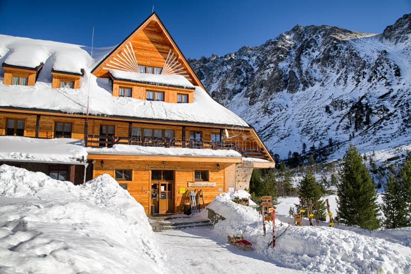 Pleso Popradske ξενοδοχείων βουνών στα υψηλά βουνά Tatras, Slovaki στοκ φωτογραφία με δικαίωμα ελεύθερης χρήσης