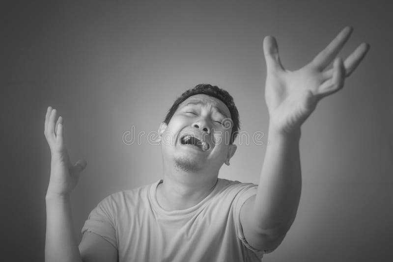 Pleurer asiatique dr?le d'homme photos libres de droits Pleurer asiatique dr?le d'homme photos libres de droits