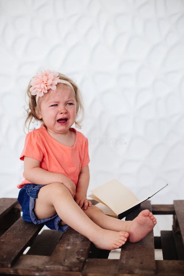 Pleurer de petite fille images stock Pleurer de petite fille images stock