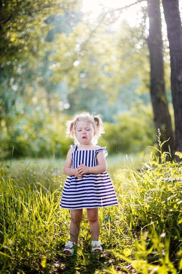 Pleurer de petite fille photographie stock libre de droits Pleurer de petite fille photographie stock libre de droits