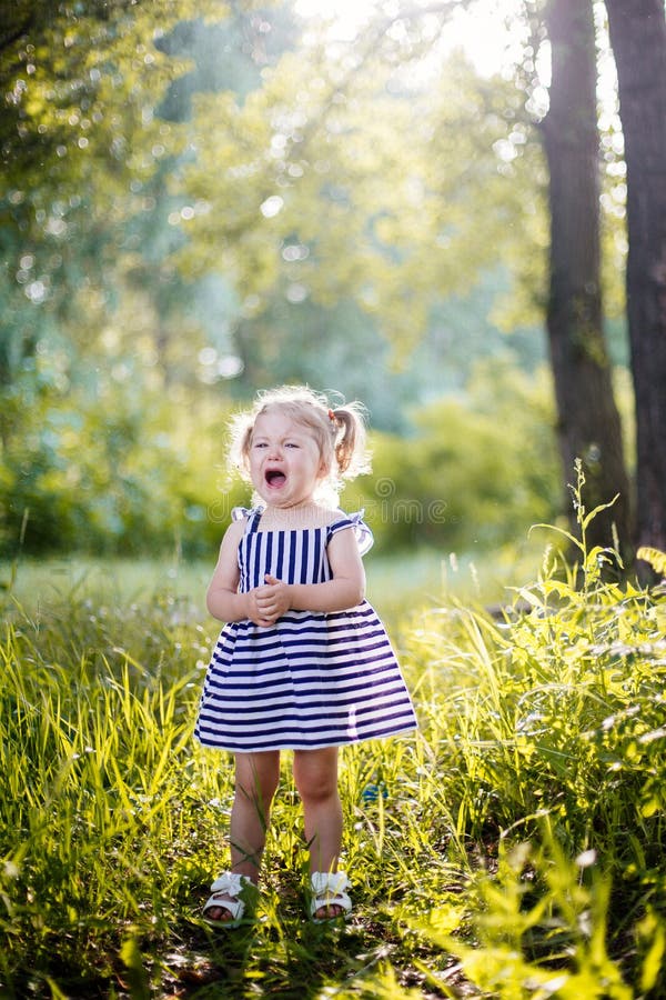 Pleurer de petite fille photos stock Pleurer de petite fille photos stock