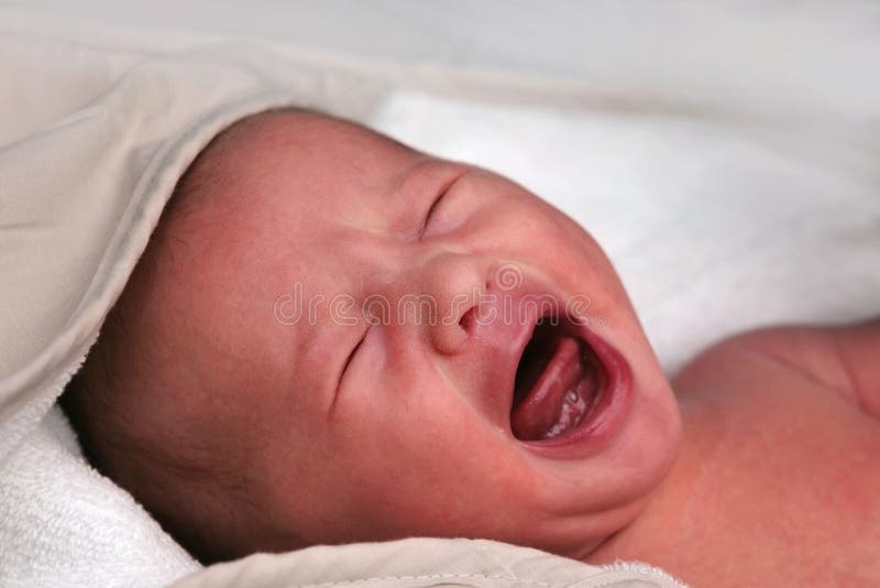 Pleurer nouveau-né image stock Pleurer nouveau-né image stock