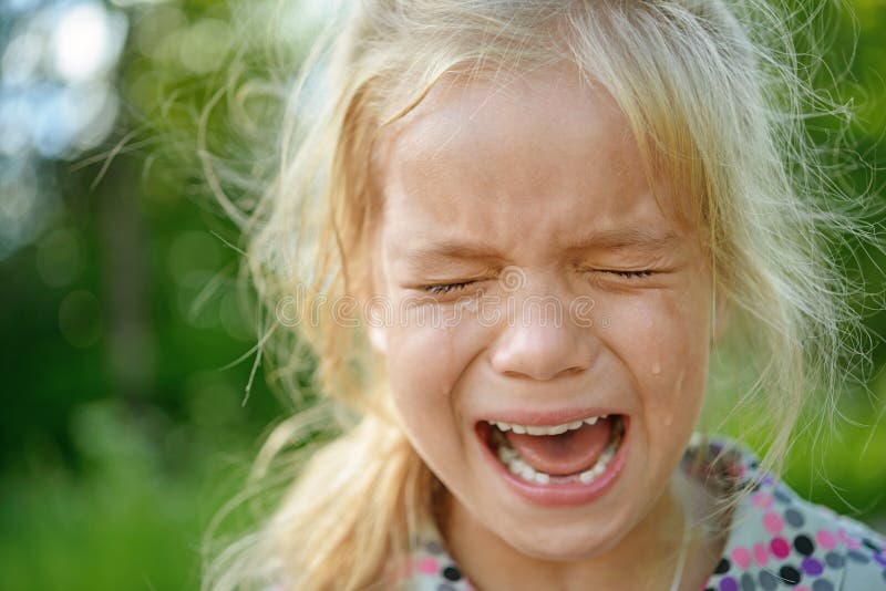 Pleurer triste de petite fille photos stock Pleurer triste de petite fille photos stock