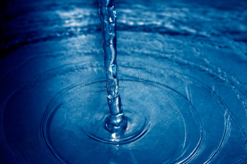 Pleuvoir à torrents de l'eau bleue photographie stock libre de droits Pleuvoir à torrents de l'eau bleue photographie stock libre de droits