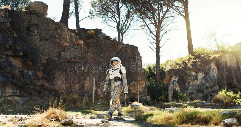 Plimbarea naturii și astronautul explorând planeta Pământ în misiune pentru o dezvoltare futuristă. Munte în aer liber și spațiu stock photos