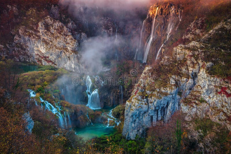 Plitvice vattenfall i höst arkivbild Plitvice vattenfall i höst arkivbild