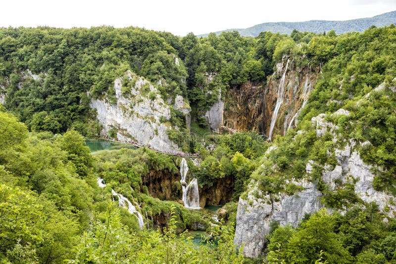 Plitvice, Хорватия, 13-ое июля 2017: Захватывающий взгляд долины с много водопадов в Plitvice стоковая фотография rf Plitvice, Хорватия, 13-ое июля 2017: Захватывающий взгляд долины с много водопадов в Plitvice стоковая фотография rf