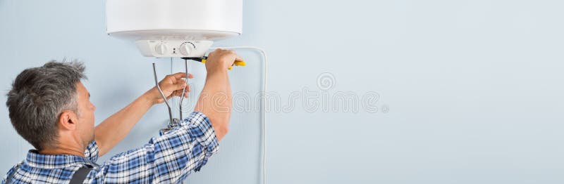 Plombier installation chauffe-eau image libre de droits