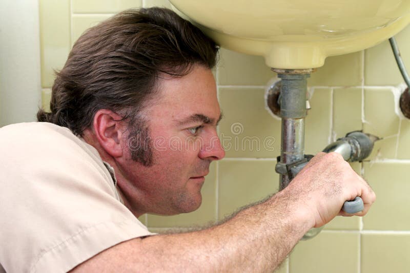 Plombier serrant la pipe image stock Plombier serrant la pipe image stock