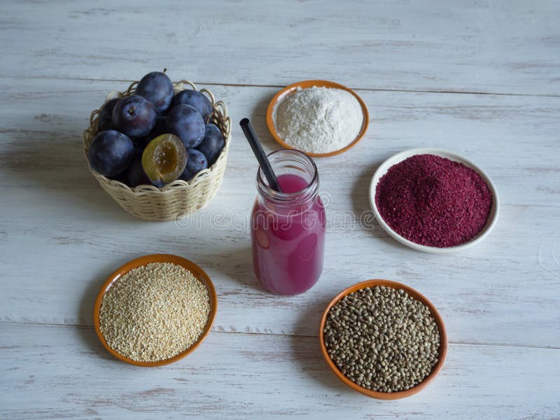 Plommonsmoothie med Superfoods på en vit trätabell Sund mat med tillägg arkivbilder Plommonsmoothie med Superfoods på en vit trätabell Sund mat med tillägg arkivbilder