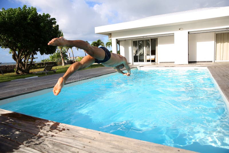 Plongée d'homme dans la piscine image stock