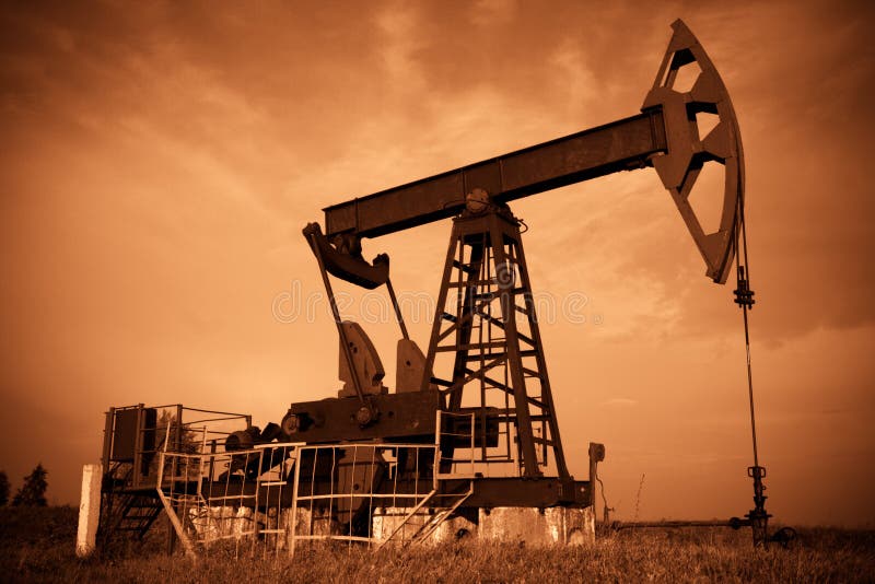 Pompe De Tête De Cheval De Puits De Pétrole Image stock - Image du  lointain, industrie: 15172117