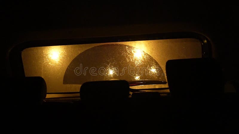Pluie chute sur fond vue pluie sur fenêtre ciel gouttes pluie dans les miroirs de voiture sur le trafic. banque de vidéos