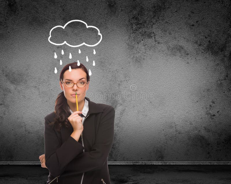 Pluie et nuage dessinés au-dessus de la tête de la jeune femme adulte avec le crayon devant le mur avec l'espace de copie photographie stock Pluie et nuage dessinés au-dessus de la tête de la jeune femme adulte avec le crayon devant le mur avec l'espace de copie photographie stock