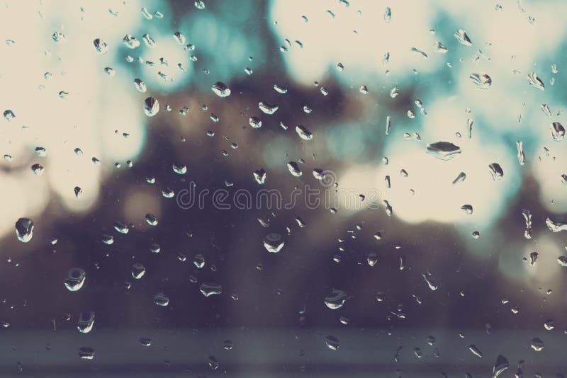 Pluie sur une fenêtre La pluie sur une fenêtre brouille l'extérieur à l'hors du modèle de foyer Baisses sur le verre Pluie sur la images stock Pluie sur une fenêtre La pluie sur une fenêtre brouille l'extérieur à l'hors du modèle de foyer Baisses sur le verre Pluie sur la images stock