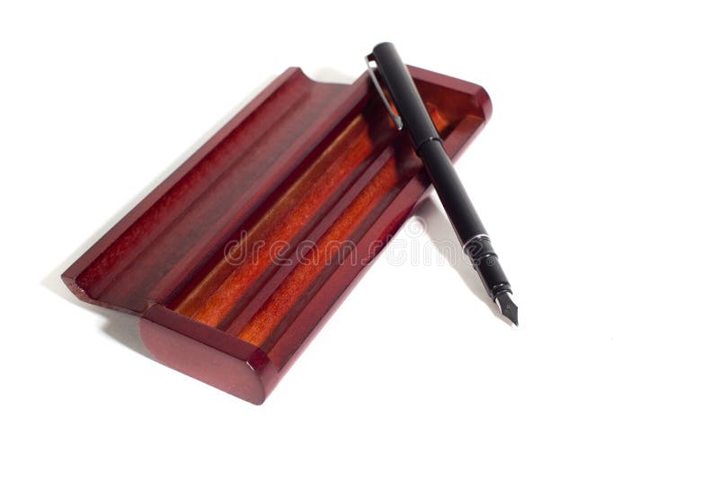 Pluma aislada en el caso de madera hecho de caoba fotografía de archivo libre de regalías Pluma aislada en el caso de madera hecho de caoba fotografía de archivo libre de regalías