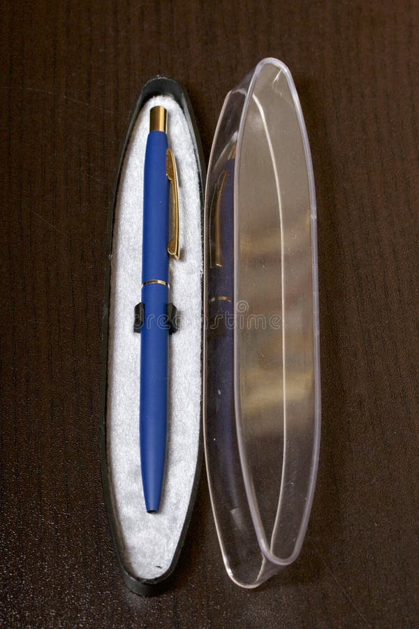 Pluma de bola del recuerdo en una caja abierta Un regalo para un amigo Punto negro imagen de archivo Pluma de bola del recuerdo en una caja abierta Un regalo para un amigo Punto negro imagen de archivo