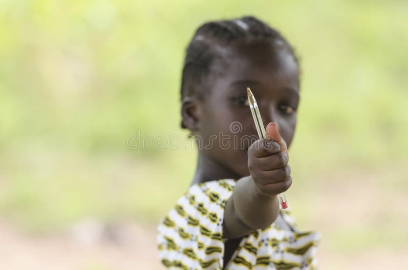 Pluma de tenencia africana magnífica de la muchacha delante de su cara imagen de archivo libre de regalías Pluma de tenencia africana magnífica de la muchacha delante de su cara imagen de archivo libre de regalías