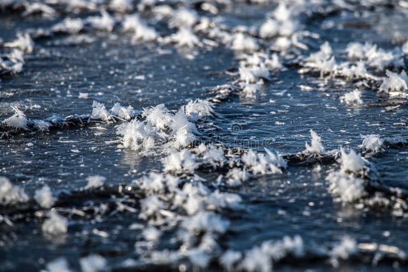 Plumas de hielo en el lago imagenes de archivo Plumas de hielo en el lago imagenes de archivo