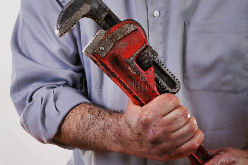 Skladem obrázek instalatér v uniformě drží pipe wrench.