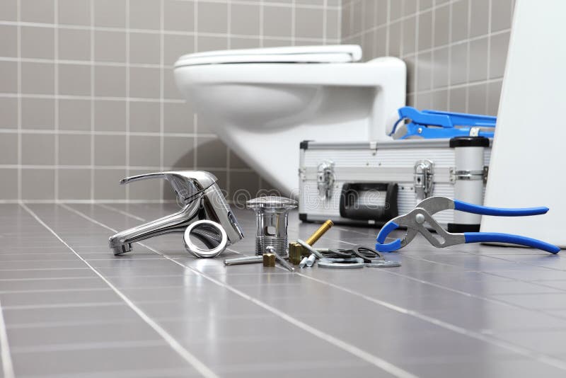 Plomero herramientas dispositivos en el cuarto de bano, plomería arreglar servicio, reunir instalar.