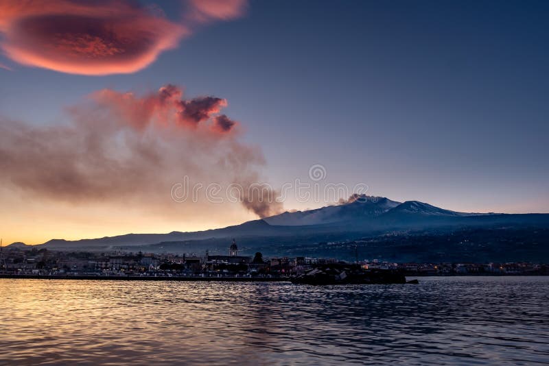 Plume De Cendre Volcanique Au Coucher Du Soleil Image Stock
