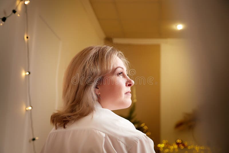 1. Middle-aged woman with blonde hair - wide 9