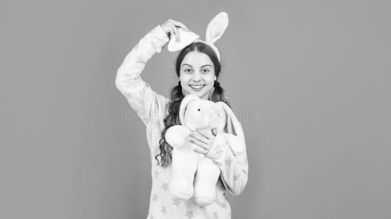 Plus mignon que n'importe quel lapin. enfant aux oreilles de lapin et pyjama. temps pour s'amuser. adorable enfant jouant avec un image libre de droits