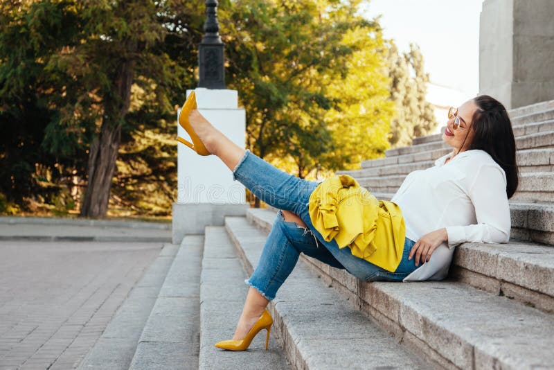 Plus rozmiar wzorcowa jest ubranym moda odziewa fotografia stock Plus rozmiar wzorcowa jest ubranym moda odziewa fotografia stock