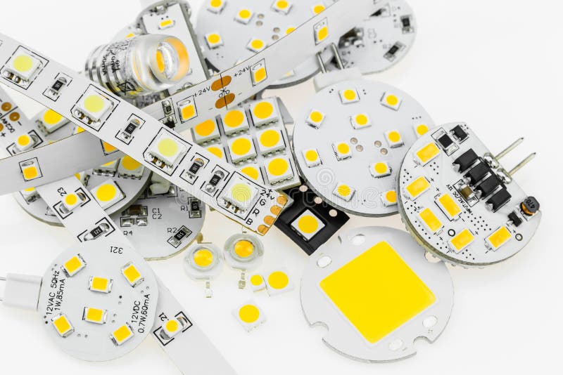 Plusieurs ampoules de G4 LED avec l'électronique différente et LED dépouille a images stock Plusieurs ampoules de G4 LED avec l'électronique différente et LED dépouille a images stock