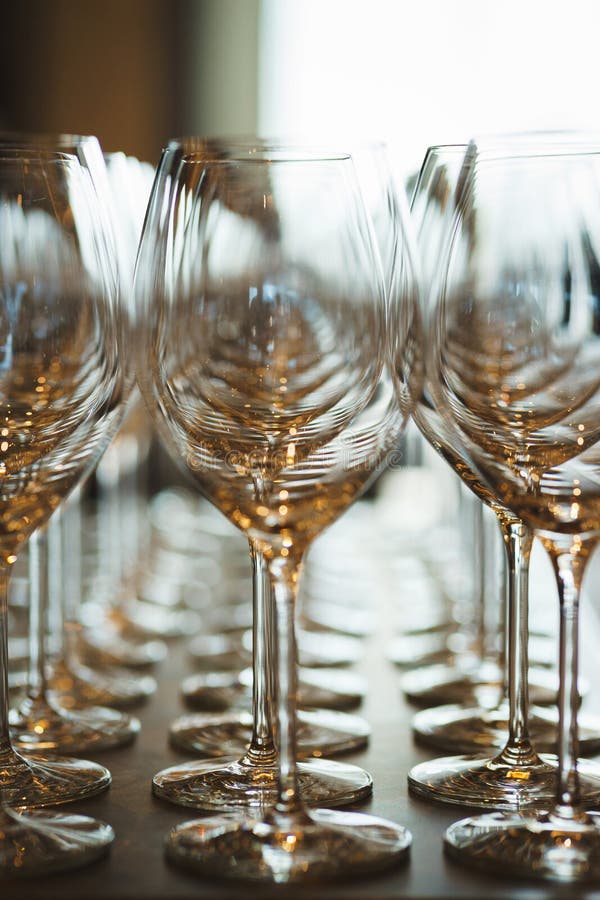 Plusieurs rang?es clairement, verres propres pour le vin et champagne sur le compteur pr?par? pour des boissons photo stock Plusieurs rang?es clairement, verres propres pour le vin et champagne sur le compteur pr?par? pour des boissons photo stock