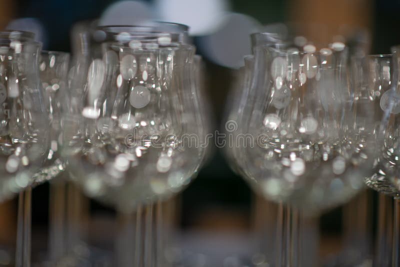 Plusieurs rangées de beaucoup de verres à boire vides, verres de vin dans le restaurant photos libres de droits Plusieurs rangées de beaucoup de verres à boire vides, verres de vin dans le restaurant photos libres de droits