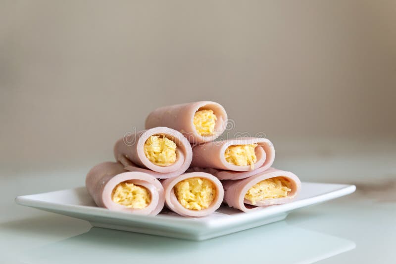 Plusieurs rouleaux de jambon avec du fromage d'un plat, casse-croûte à wine photo libre de droits Plusieurs rouleaux de jambon avec du fromage d'un plat, casse-croûte à wine photo libre de droits