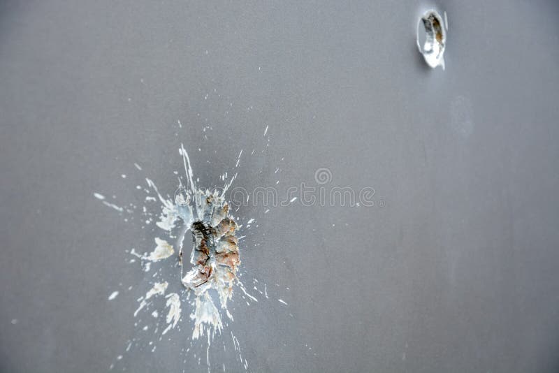Plusieurs trous de balle dans un mur en métal image libre de droits Plusieurs trous de balle dans un mur en métal image libre de droits