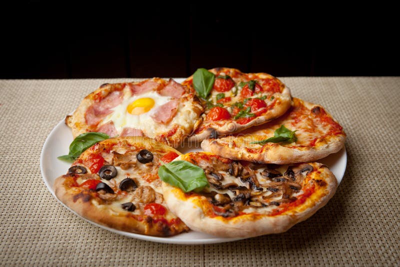 plusieurs types de pizza faite maison fraîchement cuite au four photographie stock libre de droits plusieurs types de pizza faite maison fraîchement cuite au four photographie stock libre de droits