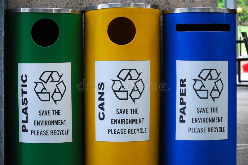 Plástico, latas y papeleras de reciclaje de papel fotografía de archivo Plástico, latas y papeleras de reciclaje de papel fotografía de archivo