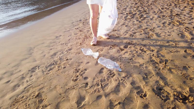 Plástico limpeza na praia.