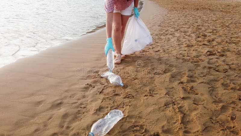 Plástico limpeza na praia.