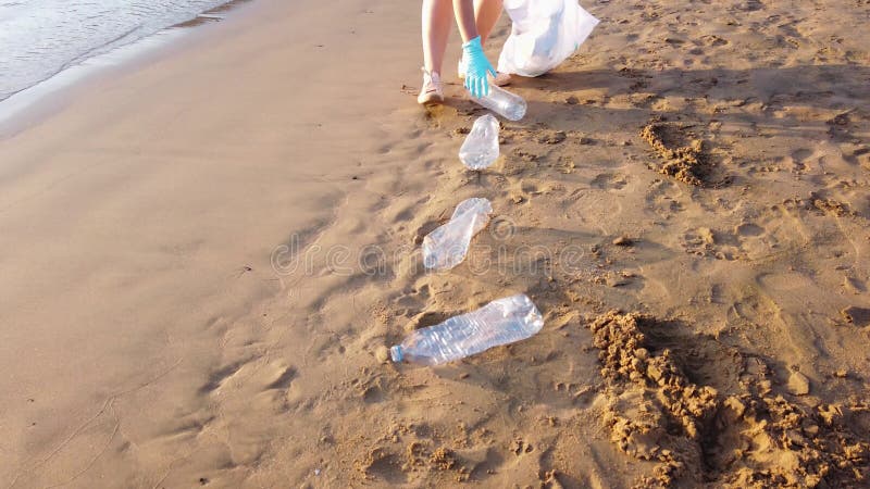 Plástico limpeza na praia.