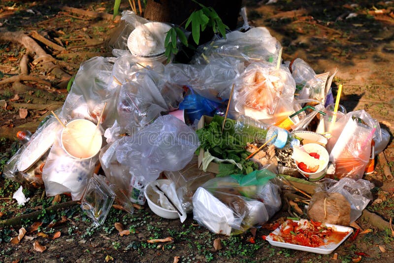 Plástico Waste, lixo, descarga, sacos de plástico molhados na base da árvore, natureza Waste do desperdício de alimento da sucata imagens de stock Plástico Waste, lixo, descarga, sacos de plástico molhados na base da árvore, natureza Waste do desperdício de alimento da sucata imagens de stock