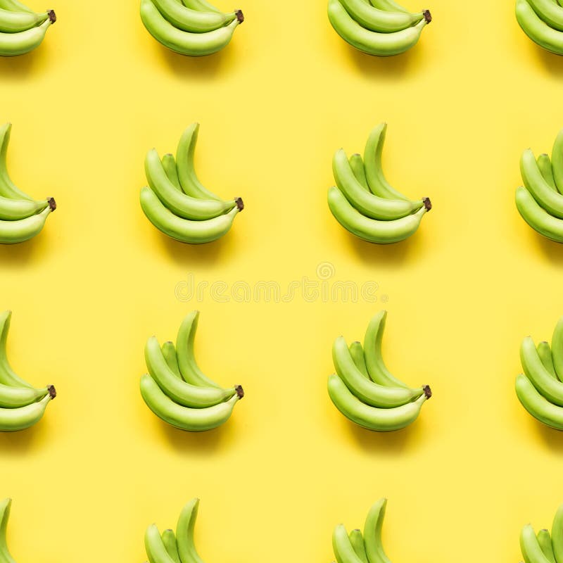 Plátano verde fresco dulce en fondo amarillo en colores pastel dinámico Visi?n superior Modelo incons?til fotos de archivo Plátano verde fresco dulce en fondo amarillo en colores pastel dinámico Visi?n superior Modelo incons?til fotos de archivo