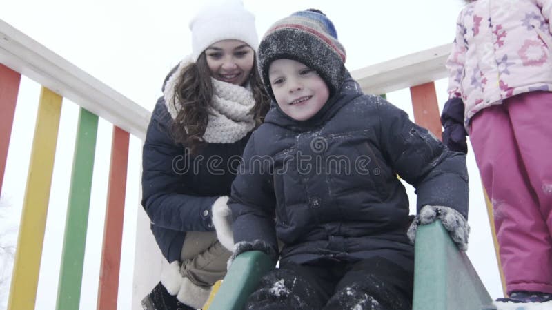 plättchen Winterpark, Kind-` s Spielplatz Kind auf einem Weg im Winterpark