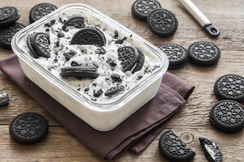 Plätzchen und selbst gemachte Eiscreme der Creme lizenzfreies stockfoto Plätzchen und selbst gemachte Eiscreme der Creme lizenzfreies stockfoto