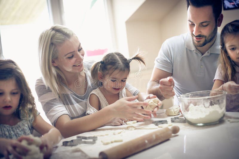 Plätzchen zusammen machen lizenzfreies stockbild Plätzchen zusammen machen lizenzfreies stockbild