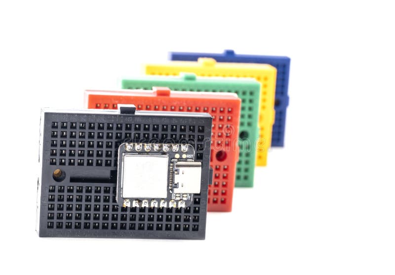 Plăci electronice de memorie de dimensiuni mici și colorate și cip de control 4 stock photo