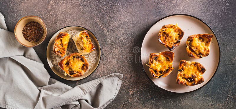 Plăcinte de ceapă caramelizată de casă pe o placă de pe banner web cu vedere la masă royalty free stock images