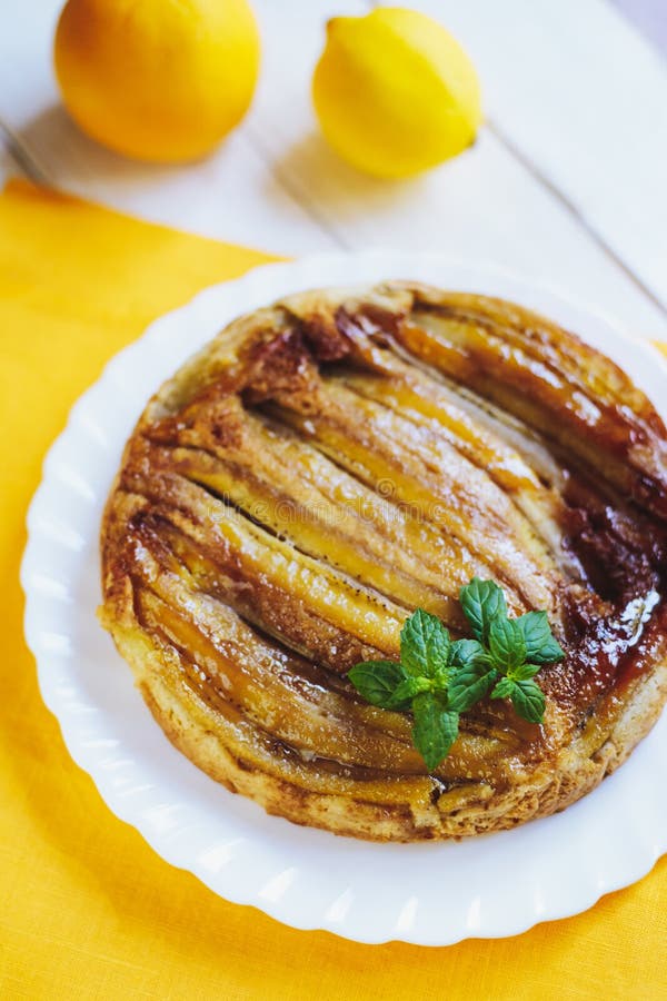 Plăcintă cu banane caramelizată, de casă royalty free stock images