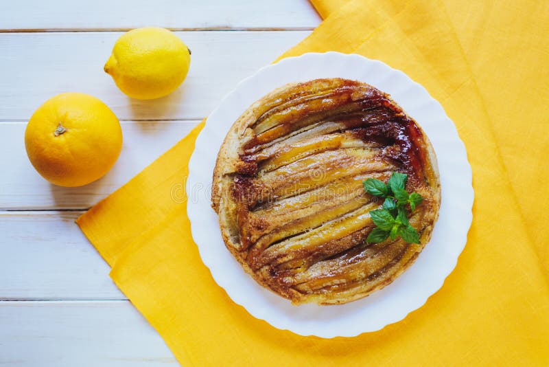 Plăcintă cu banane caramelizată, de casă stock image
