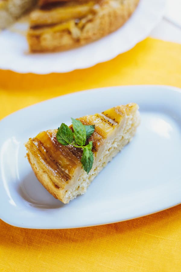Plăcintă cu banane caramelizată, de casă royalty free stock photos